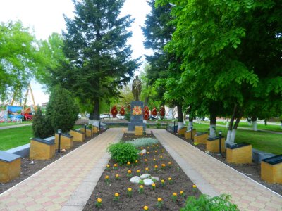 Братская могила 600 советских воинов, погибших в боях с фашистскими захватчиками /  / Краснодарский край
