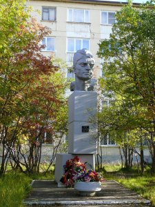 Памятник герою-пограничнику М.В.Бабикову /  / Мурманская область