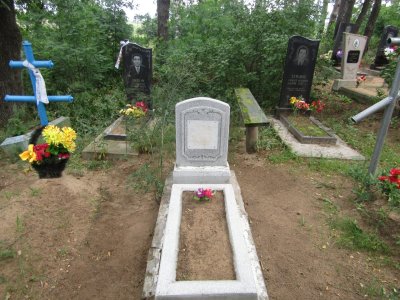 Братская могила 2 советских воинов, погибших в 1943 г. в боях с немецко-фашистскими захватчиками /  / Брянская область