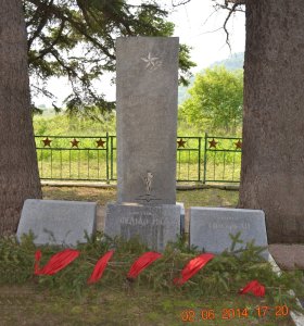 Братская могила пограничников, 1945 г., младшего лейтенанта Абдулхаликова К.А., младшего сержанта Федько И.С., ефрейтора Салькова А.И. /  / Еврейская автономная область