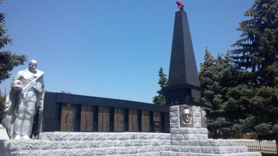 Братская могила. Похоронено 146 человек. Фамилии установлены. Памятник типовой /  / Кабардино-Балкарская республика