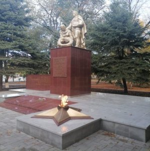 Братская могила воинам Советской Армии, погибшим на фронтах Великой Отечественной войны /  / Ставропольский край