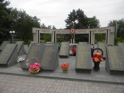Братская могила 25 воинов Советской Армии, погибших в 1943 году при освобождении села от немецко-фашистских захватчиков /  / Ставропольский край