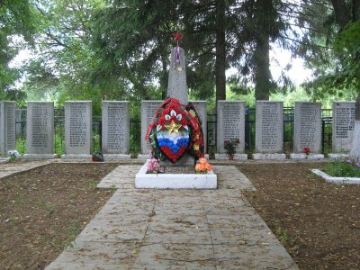 Братская могила воинов Советской Армии, погибших в 1943 г., где захоронен командир 33-й танковой бригады Орловский В.Р. /  / Псковская область