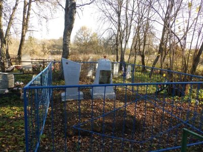 Братская могила 3-х советских разведчиков, погибших в борьбе за Родину в январе 1944 г. Установлена мемориальная доска /  / Смоленская область
