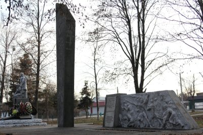 Братская могила 545 бойцов и командиров 2-й Южно-Осетинской бригады, погибших в сентябре 1920 года, и воинов, погибших в годы Великой Отечественной войны /  / Ставропольский край