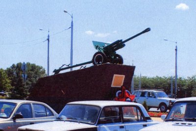 76-мм дивизионная пушка (ЗИС-3), установленная в честь красноармейцев и командиров тимашевских революционных отрядов /  / Краснодарский край