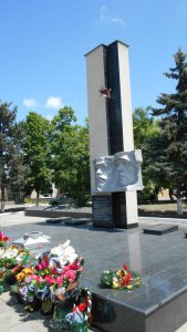 Братская могила 9 летчиков, погибших при освобождении п. Петровка в 1942 г. /  / Ставропольский край
