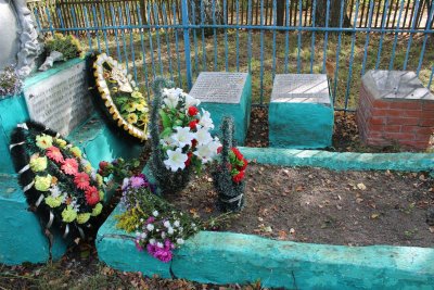 Братская могила 61 советского воина, погибшего в 1943 г. при освобождении района от немецко-фашистских захватчиков. Установлена скульптура /  / Смоленская область