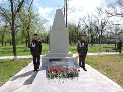 Братская могила воинов Советской Армии, павших в 1943 году в боях с фашистскими захватчиками /  / Ставропольский край