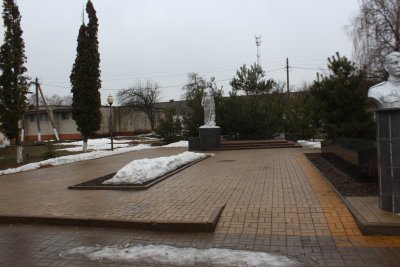 Братская могила советских воинов, погибших в боях с фашистами  в 1943 году. Похоронено 128 воинов, имена установлены. Скульптура женщины с ребенком /  / Белгородская область