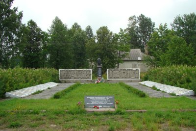 Братская могила воинов Советской Армии, погибших в 1944 г. Здесь же похоронен Никитченко Никита Васильевич (1903-1944), Герой Советского Союза /  / Псковская область