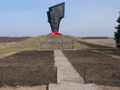 Братская могила экипажа тяжелого танка /  / Псковская область