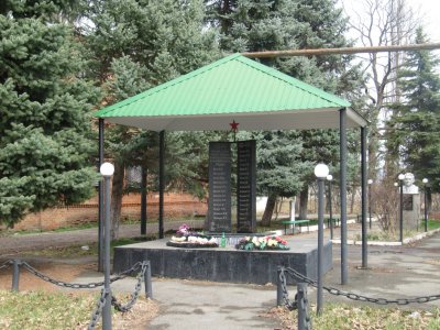 Памятник-символ погибшим в годы гражданской и Великой Отечественной войн /  / Республика Адыгея