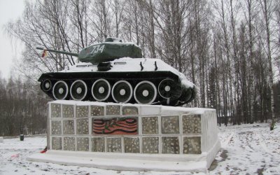 Боевое оружие «Танк Т-34», установленный в ознаменование победы советского народа над немецко-фашистскими захватчиками в период Великой Отечественной войны 1941-1945 гг. /  / Смоленская область