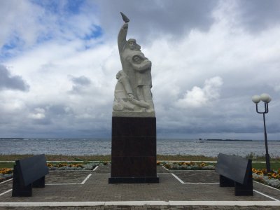 Памятник экипажам судов "Севск", "Себеж" и "Нахичевань", погибшим 19 января 1965 года на трудовом посту /  / Сахалинская область