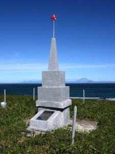 Братская могила советских моряков десантного судна "554", павших в августе 1945 года в боях при освобождении Курильских островов от японских милитаристов /  / Сахалинская область