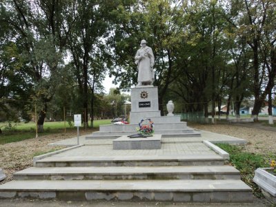 Братская могила воинов, погибших в боях за Родину в 1942 - 1943 гг. /  / Ставропольский край