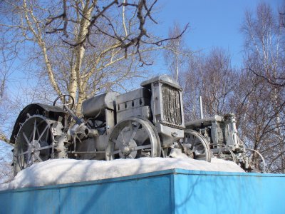Памятный знак в честь первой машинно-тракторной станции на Сахалине /  / Сахалинская область
