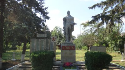 Братская могила двух воинов Советской Армии, погибших в 1943 г. при освобождении х. Новокиевского /  / Ставропольский край