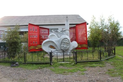 Памятник «Скорбящая мать», посвященный матерям, проводившим своих сыновей и мужей на фронт / Томпонский / Республика Саха (Якутия)