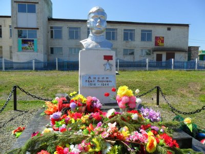 Памятник Герою Советского Союза Лисину И.П. / Сковородинский / Амурская область