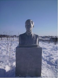Памятник Сметанину Тимофею Егоровичу – известному якутскому писателю. Ск. П.А. Захаров, железобетон, 1967 г. / Кобяйский / Республика Саха (Якутия)