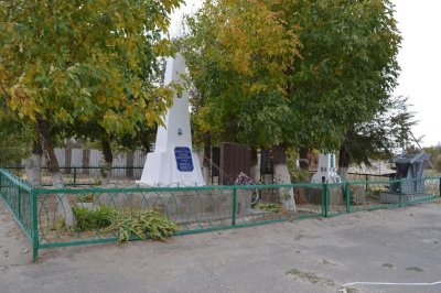 Братская могила советских воинов, погибших при восстановлении ж.д. моста через р. Дон /  / Волгоградская область