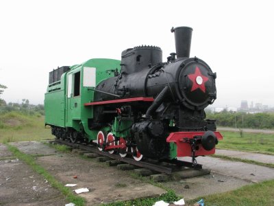 Паровоз "ПТ-4-524", перевозивший в 1955-1987 годах грузы и установленный в 1988 году в честь трудовых подвигов железнодорожников Северного Сахалина /  / Сахалинская область