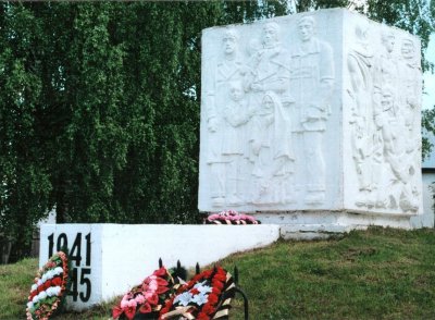Братская могила 150 партизан, погибших в 1941-1942 гг. в боях с немецко-фашистскими захватчиками /  / Новгородская область