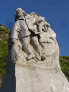 Монумент труженикам моря, установленный в честь трудовых подвигов сахалинцев и курильчан /  / Сахалинская область