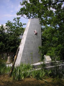 Братская могила советских летчиков, погибших во время авианалета на Ялтинский морской порт /  / Республика Крым
