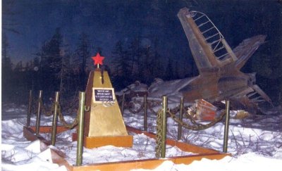 Мемориальная доска на месте гибели 6 июня 1943 г. экипажа самолета-бомбардировщика № 253721 / Момский / Республика Саха (Якутия)