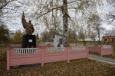 Братская могила советских воинов, погибших в боях с фашистскими захватчиками в 1943 году. Захоронено 20 человек, установлены имена 7 человек. Скульптура советского воина с автоматом /  / Белгородская область