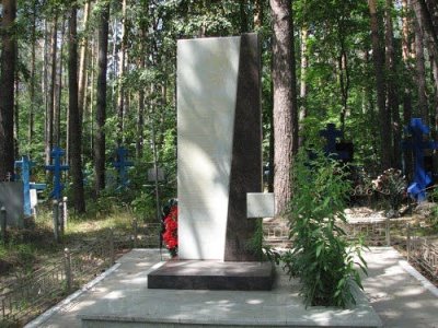 Братская могила советских летчиков, погибших при воздушной катастрофе во время Великой Отечественной войны /  / Ульяновская область