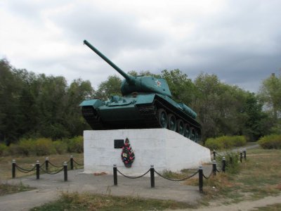 Танк "Т-34", установленный в память гвардейцев-танкистов 3-го гвардейского танкового корпуса /  / Волгоградская область