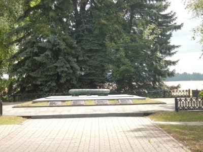 Братская могила  советских воинов, погибших в боях с фашистскими захватчиками в 1943 году. Захоронено 93 человека, имена установлены. Скульптура советского воина /  / Белгородская область