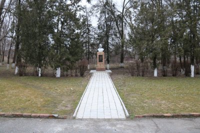 Памятник Герою Советского Союза лейтенанту Г.М.Лазареву /  / Республика Калмыкия