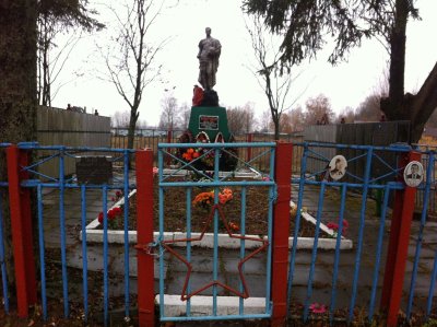 Братская могила 967 воинов Советской Армии, погибших в 1941-1943 гг. в боях с немецко-фашистскими захватчиками. Установлена скульптура /  / Смоленская область
