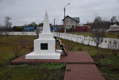 Братская могила 17 Красноармейцев из дивизии Гая, погибших в боях с белобандитами в годы гражданской войны /  / Белгородская область