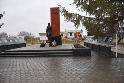 Братская могила советских воинов, погибших в боях с фашистскими захватчиками в 1943 году. Захоронено 3 человека, имена 2 человек установлены. Скульптура советского воина /  / Белгородская область