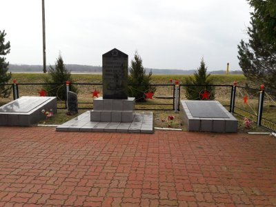 Братская могила советских воинов, погибших при взятии города Фридланд в январе 1945 года /  / Калининградская область