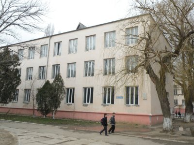 Здание средней школы №5, где размещался эвакогоспиталь 4651 /  / Республика Дагестан