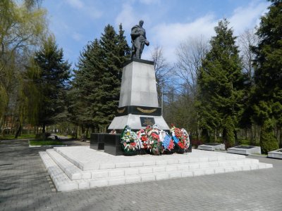 Мемориальный комплекс на братской могиле советских воинов, погибших при взятии города Кранца в феврале 1945 года /  / Калининградская область