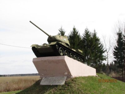 Танк «Т-34», установленный в ознаменование подвига советских воинов в борьбе за освобождение Холм-Жирковского района в 1943 году от немецко-фашистских захватчиков /  / Смоленская область