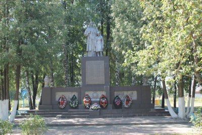 Братская могила советских воинов, погибших в боях с фашистами в 1943 году. Похоронено 65 воинов, имена установлены. Скульптурная группа /  / Белгородская область