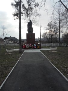 Братская могила советских воинов, погибших в боях с фашистскими захватчиками в 1943 году. Захоронено 213 человек, имена 212 человек установлены. Скульптура советского воина /  / Белгородская область