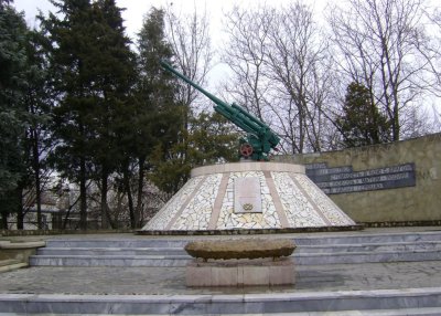 85-мм зенитная установка, установленная в честь воинов-зенитчиков, погибших в боях с фашистскими захватчиками /  / Краснодарский край