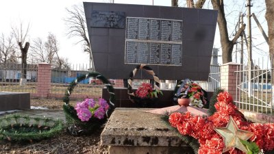 Братская могила 13 воинов, погибших в годы гражданской войны /  / Краснодарский край
