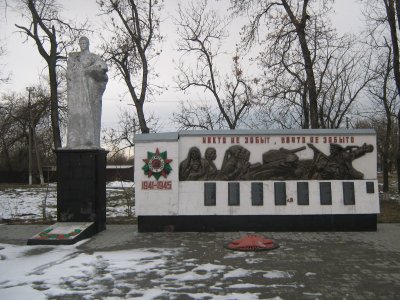 Братская могила 104 советских воинов /  / Краснодарский край